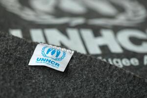 Kyiv, ucrania - 4 de mayo de 2022 acnur el logotipo de la agencia de refugiados de la onu en mantas grises humanitarias foto