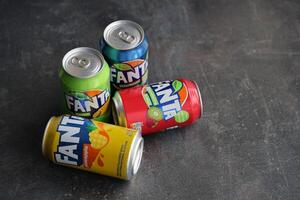 Kyiv, Ucrania - 4 4 mayo, 2023 fanta suave bebida marca estaño latas con varios sabores foto