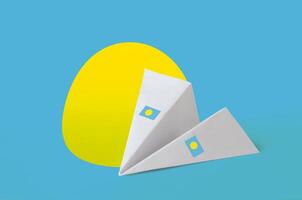 palau bandera representado en papel origami avión. hecho a mano letras concepto foto