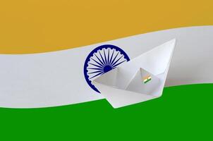 India bandera representado en papel origami Embarcacion de cerca. hecho a mano letras concepto foto