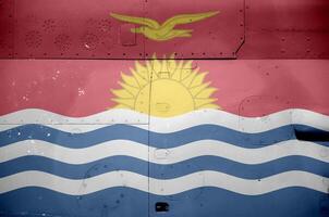 Kiribati bandera representado en lado parte de militar blindado helicóptero de cerca. Ejército efectivo aeronave conceptual antecedentes foto