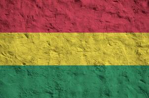 bolivia bandera representado en brillante pintar colores en antiguo alivio enlucido pared. texturizado bandera en áspero antecedentes foto