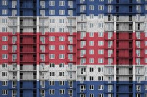 costa rica bandera representado en pintar colores en de muchos pisos residencial edificio debajo construcción. texturizado bandera en ladrillo pared antecedentes foto