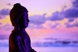 Buda purnima y vesak día concepto, Buda estatua con bajo llave ligero en contra hermosa y vistoso antecedentes. meditación foto