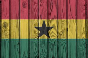Ghana bandera representado en brillante pintar colores en antiguo de madera pared. texturizado bandera en áspero antecedentes foto