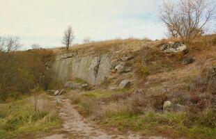 rocas de granito del cañón bukski en otoño. paisaje pintoresco y hermoso lugar en ucrania foto