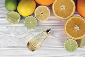 perfume con agrios extractos selectivo enfocar. spa día, concepto de frescura perfume botella con limón Lima y naranja foto