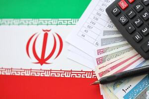 iraní negocio cálculos en mesa con iraní dinero y bolígrafo foto