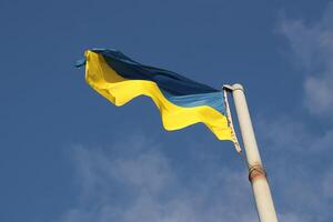 Ucrania bandera grande nacional símbolo revoloteando en azul cielo. grande amarillo azul ucranio estado bandera, dnipro ciudad, independencia constitución día foto