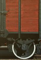 el costado del viejo vagón de carga de madera marrón con la rueda de los tiempos de la unión soviética foto