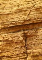 fondo de piedra de roca natural gruesa y clara. superficie frontal rugosa del acantilado minero. gran pila de piedra caliza como telón de fondo. textura de bloque de granito dañado grunge pesado foto