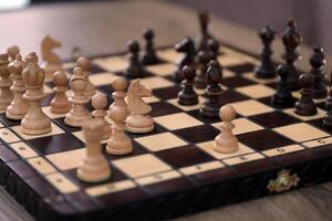 el ajedrez tablero con el piezas en el oscuro Clásico habitación foto