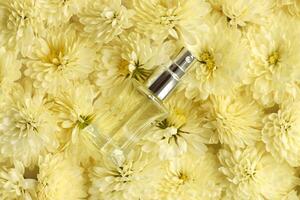 mujer fragancia perfume botella con flores antecedentes cerca arriba. sin nombre blanco rociador botella de perfume foto