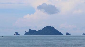 tropical paraíso turquesa água de praia colinas calcário pedras krabi tailândia. video