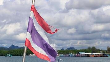 Tailandia bandiera su barca su giro ao nang Krabi Tailandia. video