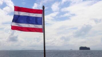 Thaïlande drapeau sur bateau tour phang nga baie krabi Thaïlande. video
