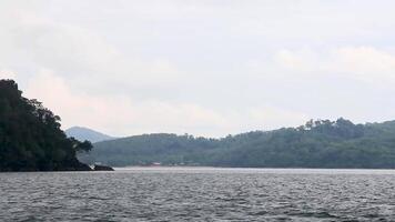 viagem Tailândia de balsa barco iate ondas através tropical panorama. video