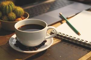 café taza caliente en de madera antiguo mesa en el Mañana foto