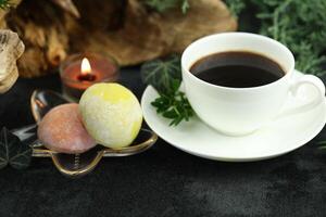 taza de caliente café con japonés dulces daifuku mochi foto