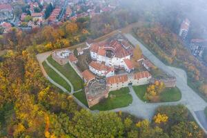 histórico ciudadela de brasov en Straja colina foto