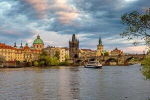 antiguo pueblo de Praga y Charles puente foto