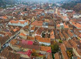 brasov antiguo pueblo en otoño Mañana foto