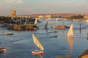 falucho barcos en Nilo río en asuán foto