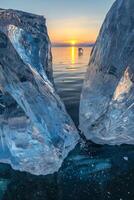 puesta de sol en congelado lago baikal foto