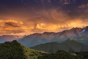 puesta de sol en ahumado montañas, foto