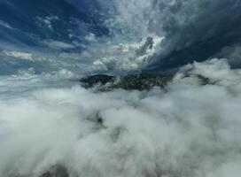 montañas en dramático tormenta nubes foto