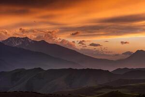 puesta de sol en ahumado montañas, foto