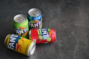 Kyiv, Ucrania - 4 4 mayo, 2023 fanta suave bebida marca estaño latas con varios sabores foto