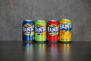 Kyiv, Ucrania - 4 4 mayo, 2023 fanta suave bebida marca estaño latas con varios sabores foto