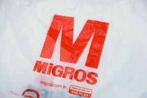 antalya, Turquía - mayo 18, 2021 migros supermercado naranja logo en marca mercado bolso foto