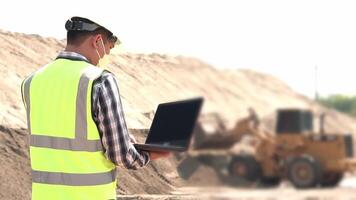 civil ingénieur examiner et contrôle de le sable chargeur travail à bac à sable. le sable industrie. construction placer. video