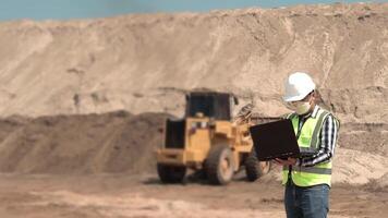 bürgerlich Ingenieur untersuchen und Steuerung von Sand Lader Arbeiten beim Sandkasten. Sand Industrie. Konstruktion Seite? ˅. video