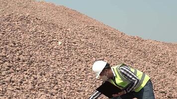 civil ingeniero examinar construcción material, piedra, hormigón industria.construccion sitio. video