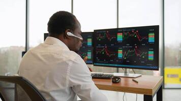 fokuserade crypto näringsidkare analytiker ser på dator skärm analyserar stock marknadsföra diagram video