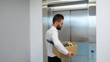 mis à la porte directeur Aller vers le bas de Bureau dans une ascenseur dans moderne affaires centre video