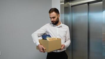 afgewezen arbeider met ontslag doos binnengaan in de modern lift video