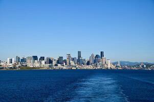 céntrico Seattle horizonte visto desde el agua foto