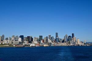 céntrico Seattle horizonte visto desde el agua foto