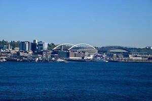 céntrico Seattle horizonte visto desde el agua foto