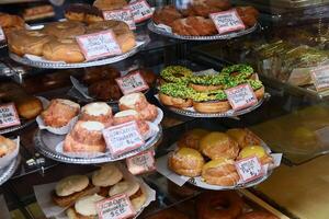 un desplazar de Fresco Pastelería en un mercado foto