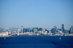 céntrico Seattle horizonte visto desde el agua foto