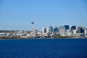 céntrico Seattle horizonte visto desde el agua foto