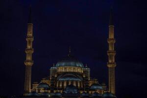 noche ver de el Yeni mezquita, nuevo mezquita o mezquita de el valide sultán, Estanbul, Turquía foto