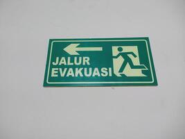 a green sign with an arrow pointing to the right photo