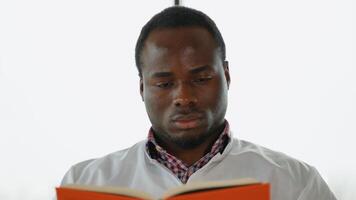 negro chico estudiante interno es preparando para el examen video