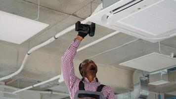 Afrikaanse Amerikaans mannetje technicus repareren lucht conditioner video